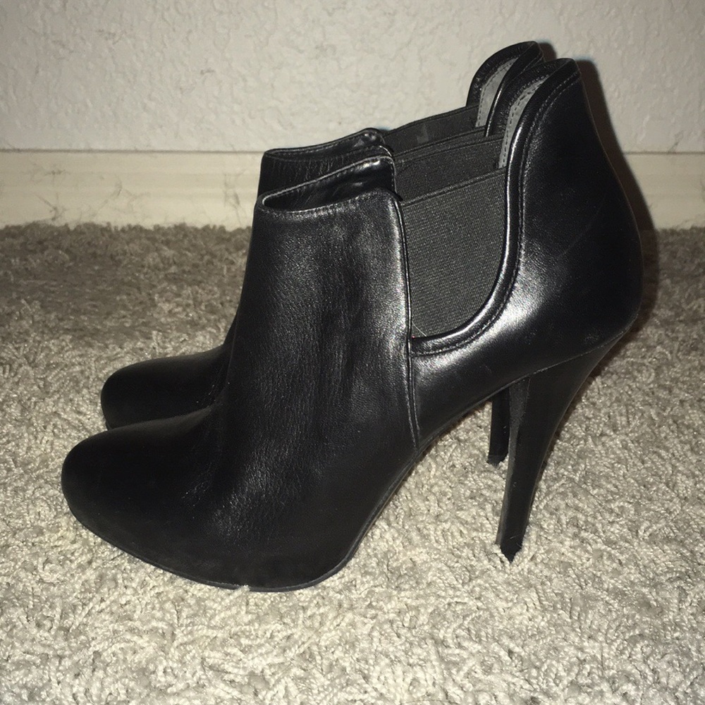Guess Ortena booties